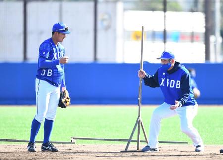 　森（左）に指導する石井コーチ（撮影・中田匡峻）