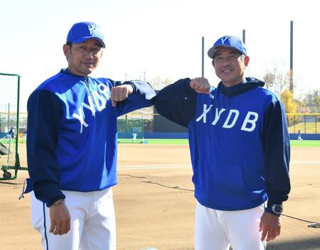 　三浦監督（左）と肘タッチを交わす石井コーチ（撮影・中田匡峻）