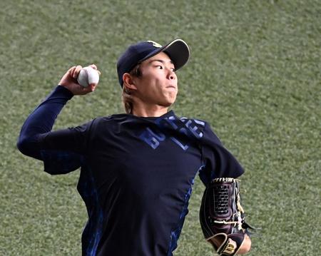 　１軍に合流しキャッチボールをする山岡（撮影・山口登）