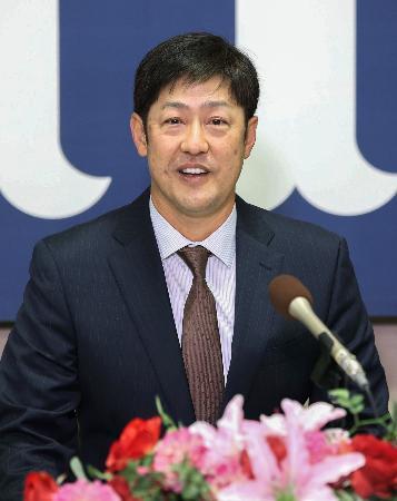 　広島の投手コーチに就任する高橋建氏＝１５日、マツダスタジアム