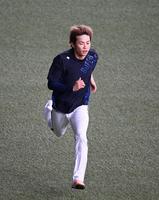 　１軍に合流し調整する山岡（撮影・山口登）