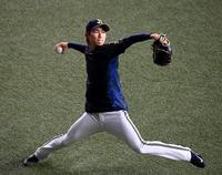 　１軍に合流し、キャッチボールをする山岡（撮影・山口登）