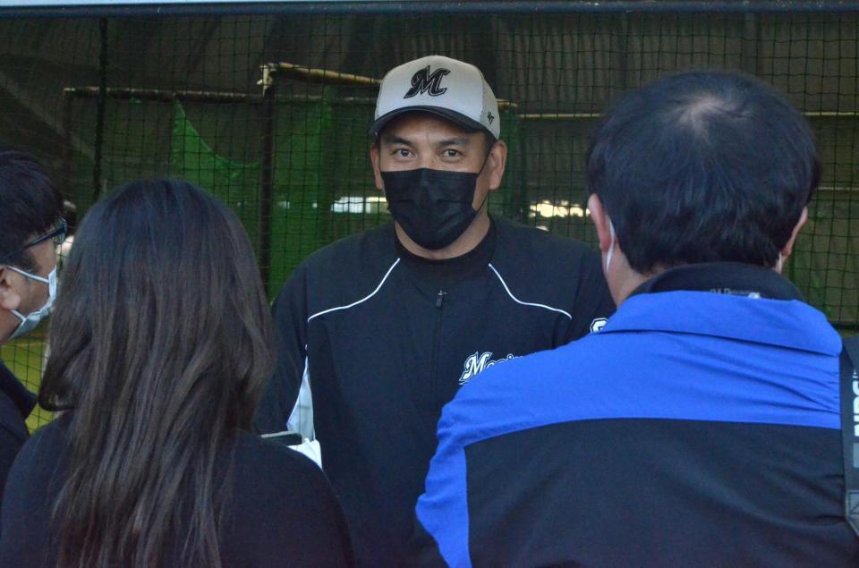 　秋季練習中、選手育成への思いを語るロッテ・井口監督（代表撮影）