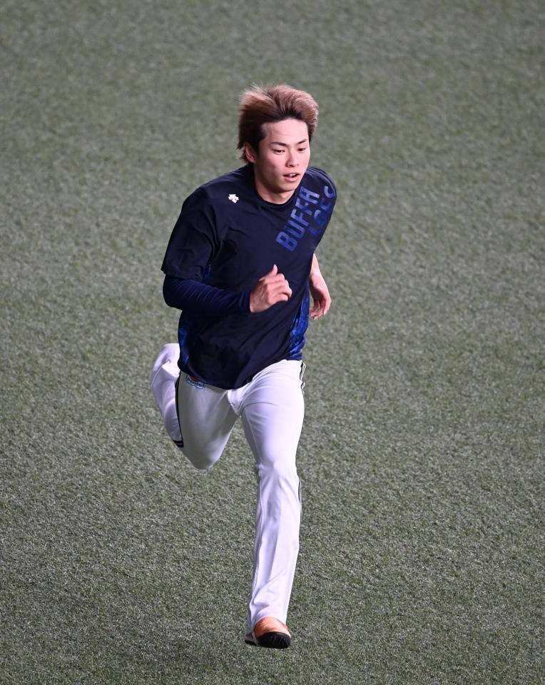 　１軍に合流し調整する山岡（撮影・山口登）