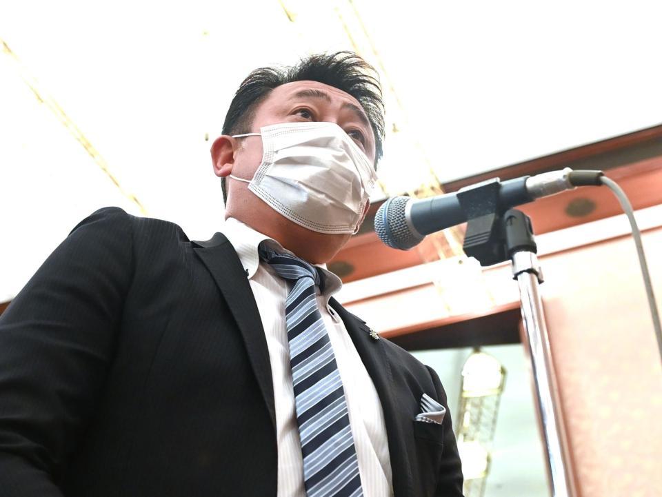 　大谷翔平に質問する岩本勉氏（撮影・高石航平）