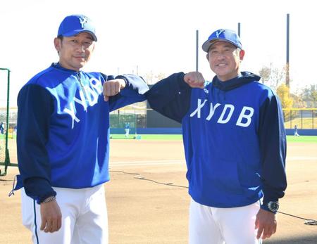 　三浦監督（左）と肘タッチする石井琢朗新コーチ（撮影・中田匡峻）