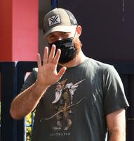 クラブハウスの前で報道陣に手を振るヤクルト・サイスニード＝神宮球場（撮影・開出牧）