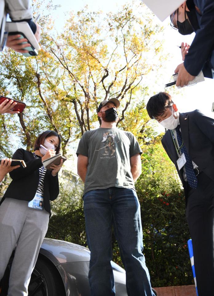 　クラブハウス前で取材に応じるサイスニード（中央）＝撮影・開出牧