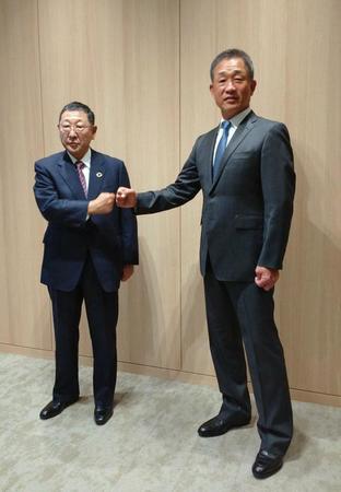 　後藤高志オーナー（左）とポーズをとる西武の辻監督