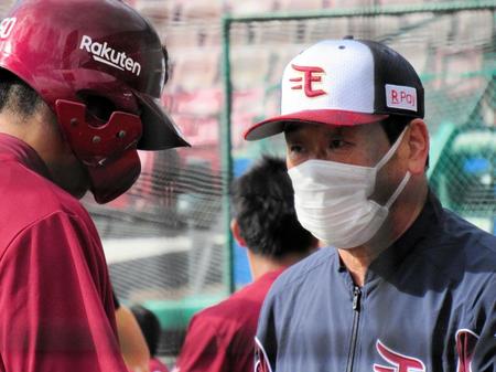 若手に打撃指導を行う新任の立花１軍打撃コーチ（右）