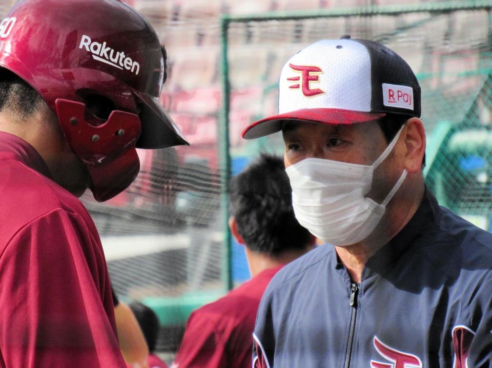 若手に打撃指導を行う新任の立花１軍打撃コーチ（右）