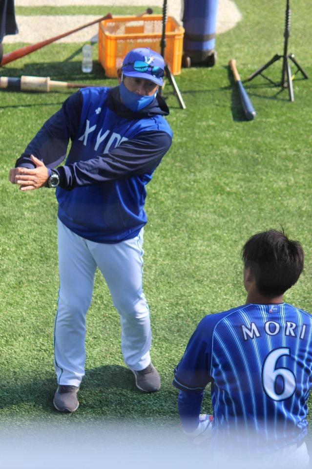 　森に打撃指導する石井コーチ＝横須賀スタジアム