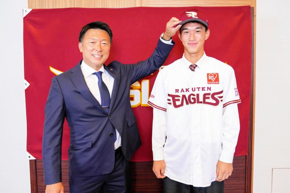 楽天と入団基本合意に至ったドラフト１位指名・吉野（右）と担当の沖原スカウト（左）