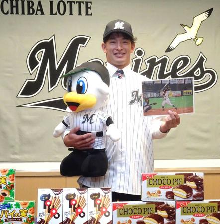 　契約を終え笑顔を見せるドラフト２位指名の池田