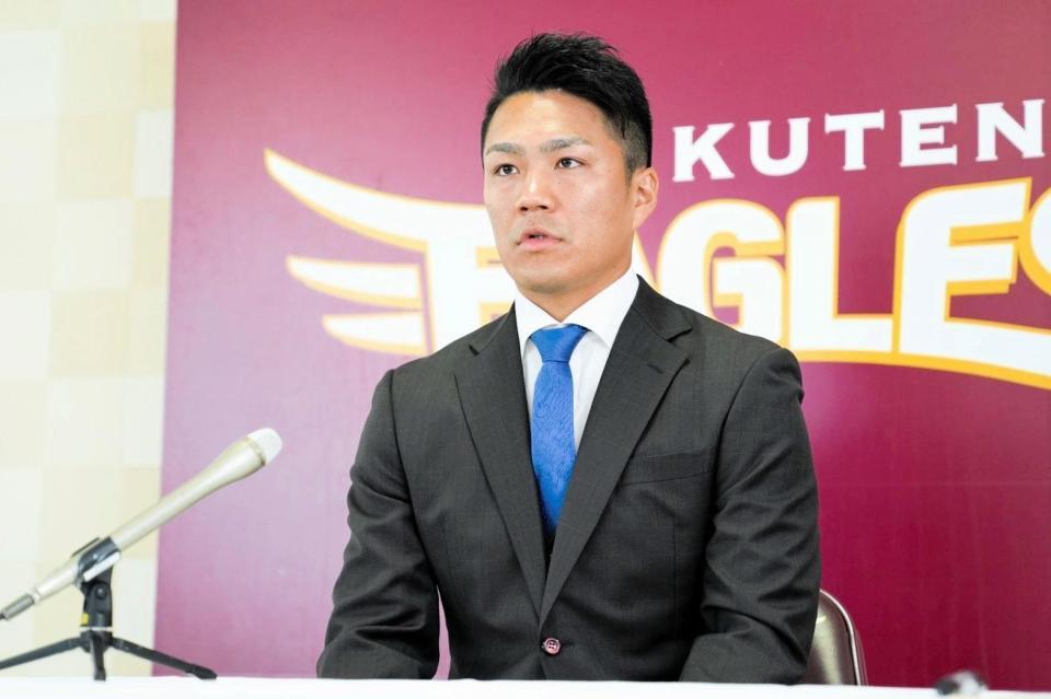 契約更改を終えて会見に臨む則本昂（球団提供）