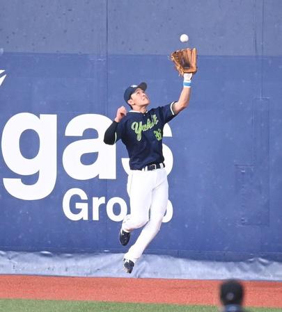 ２回、若月の右飛を好捕する宮本（撮影・高石航平）