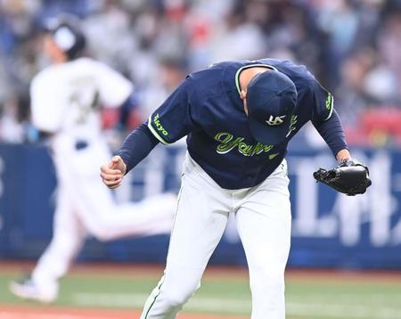 ５回、吉田正を中飛に打ち取りガッツポーズする奥川（撮影・高石航平）