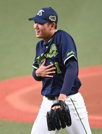 　１回、杉本を中飛に打ち取り、胸をなで下ろす奥川（撮影・高石航平）