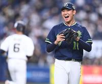 ５回のピンチをしのぎ、笑顔があふれる奥川（撮影・高石航平）