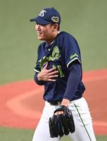 　１回、杉本を中飛に打ち取り、胸をなで下ろす奥川（撮影・高石航平）