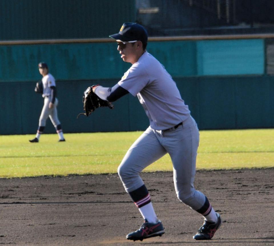 　三塁でシートノックに参加する慶大・清原