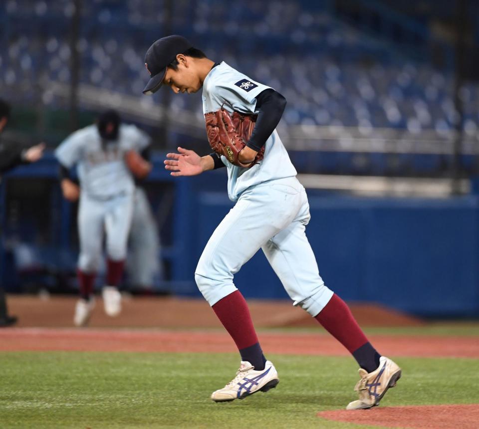 　５回途中５失点で降板する近大工学部・沖田（撮影・佐藤厚）