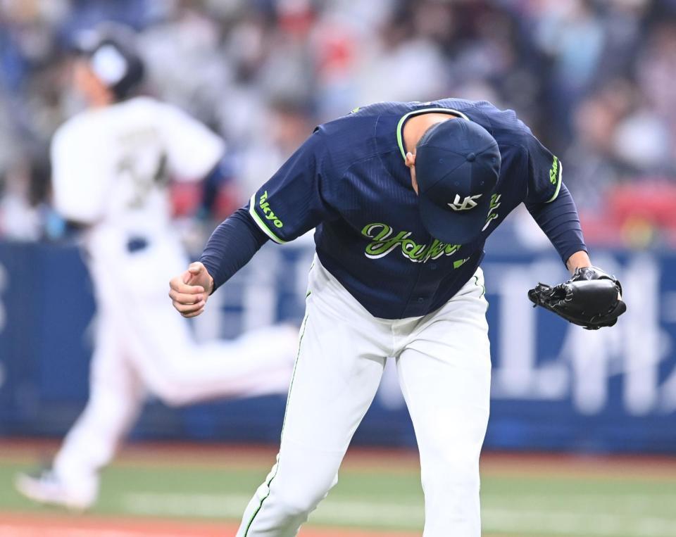 ５回、吉田正を中飛に打ち取りガッツポーズする奥川（撮影・高石航平）