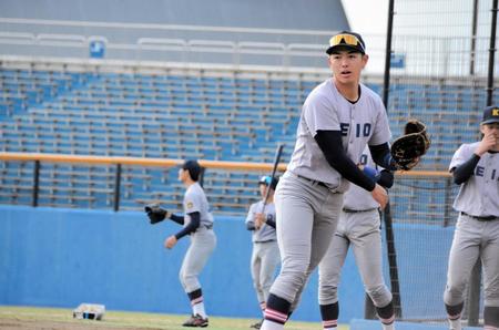 試合前に調整する慶大・清原