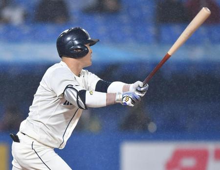 　８回、中越えに勝ち越し三塁打を放つ国学院大・川村