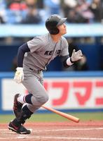 ２回、右越えに先制ソロを放つ正木智也（撮影・西岡正）