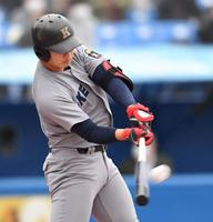 ２回、右中間にソロを放つ慶大・広瀬隆太（撮影・西岡正）