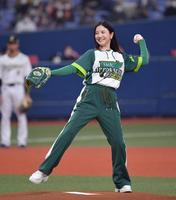 始球式を務める吉高　由里子＝京セラドーム大阪（撮影・神子素慎一）