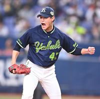 完封勝利を挙げ、力強くガッツポーズする高橋（撮影・高石航平）