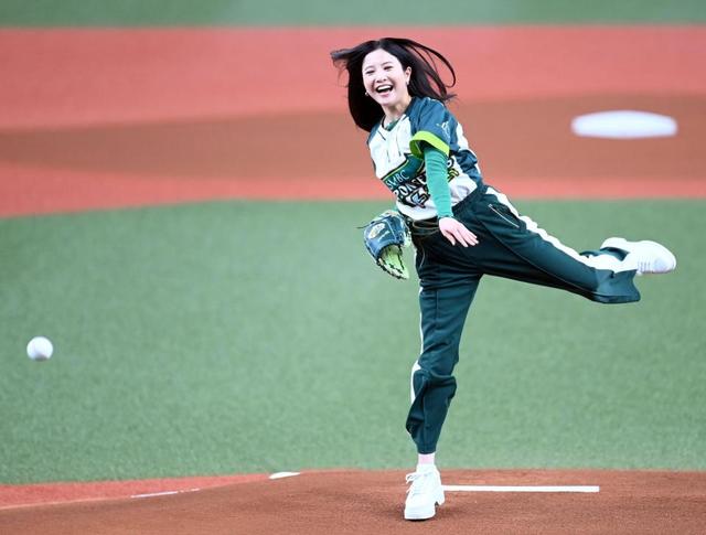 【写真】吉高由里子が「キャーーー！」と悲鳴　始球式でまさかの大暴投