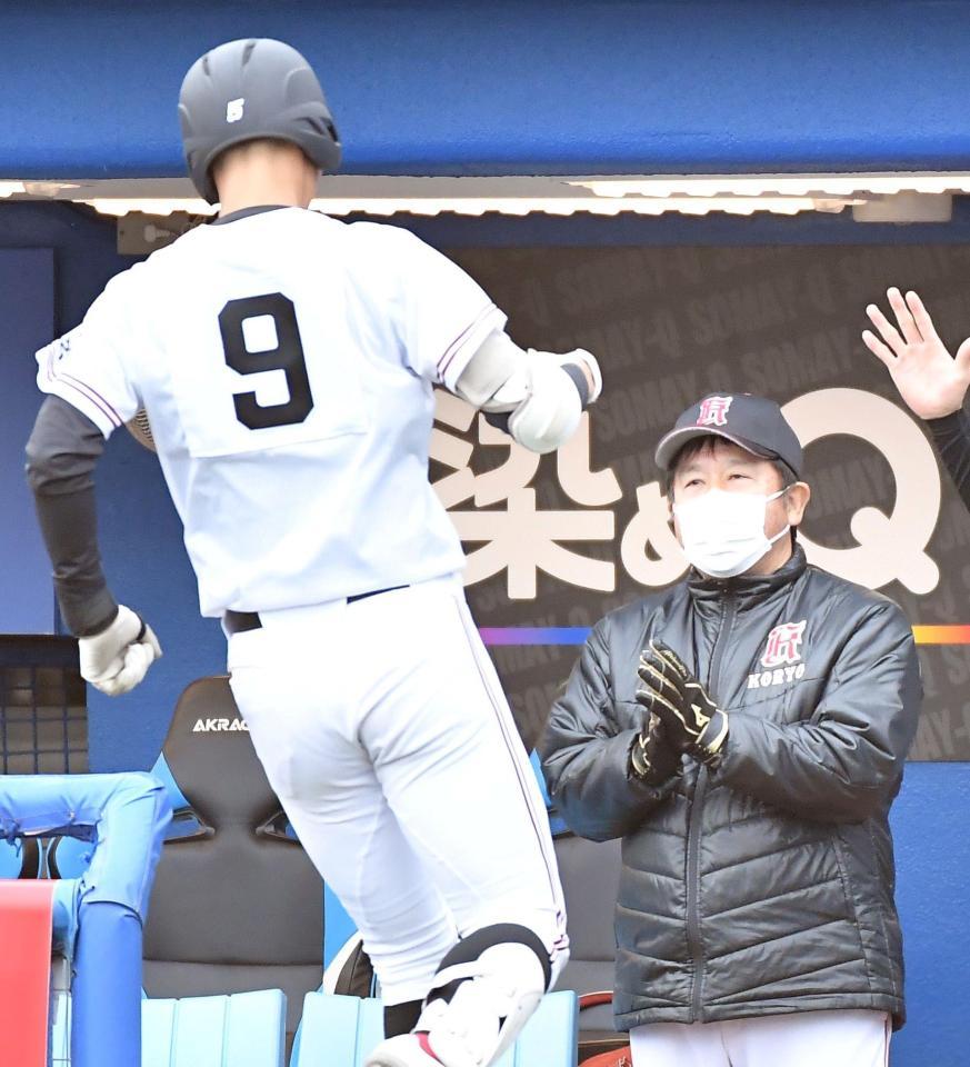 ３回、右越え２ランを放った内海優太（左）を出迎える中井哲之監督（撮影・伊藤笙子）