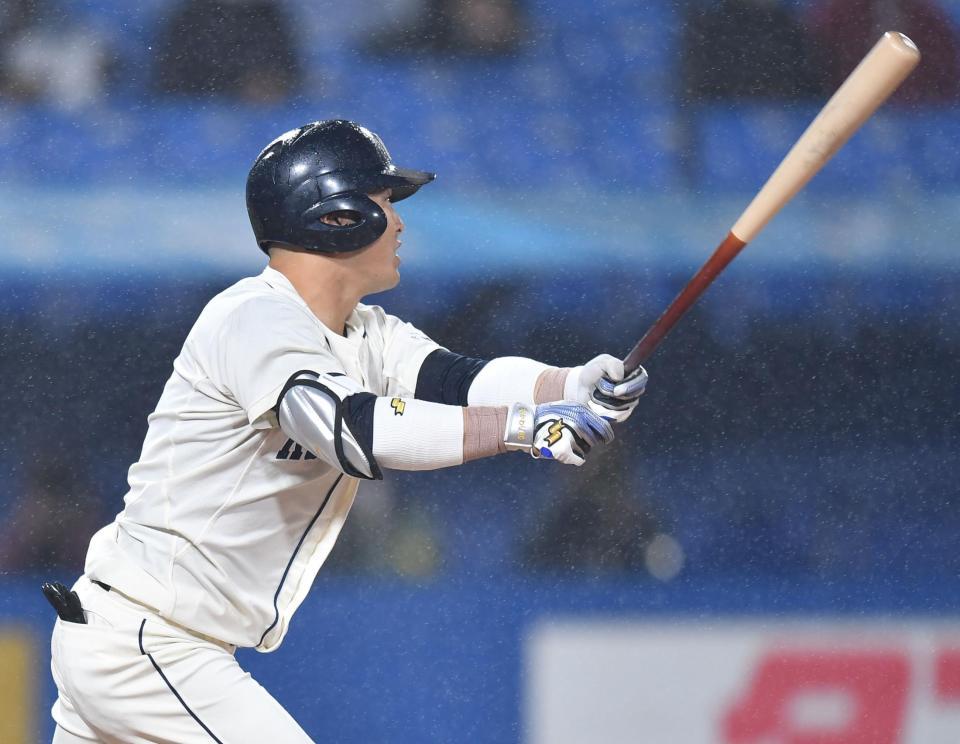 　８回、中越えに勝ち越し三塁打を放つ国学院大・川村