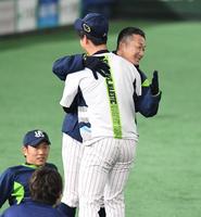 　前日、完封勝利の高橋をたたえる石川（撮影・金田祐二）