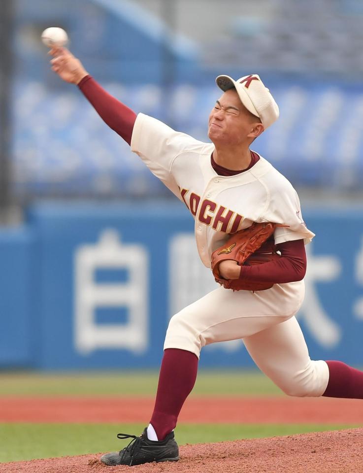 　花巻東線で力投する高知・山下（撮影・西岡正）