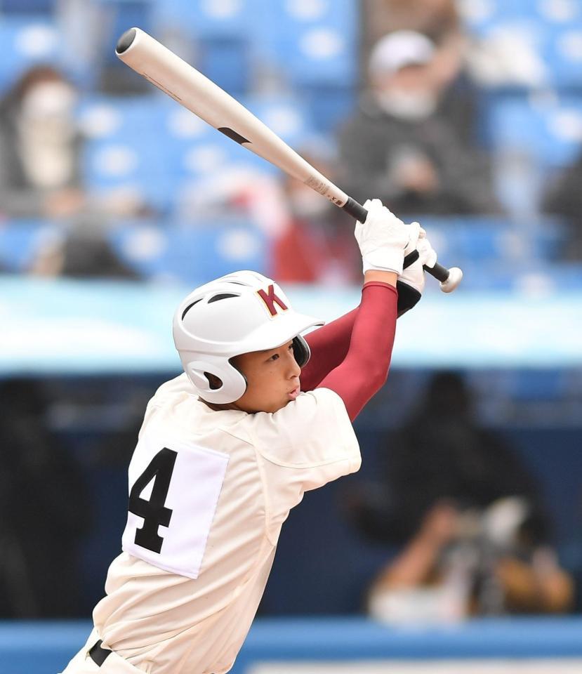 　４回、右前適時打を放つ高知・三谷（撮影・西岡正）