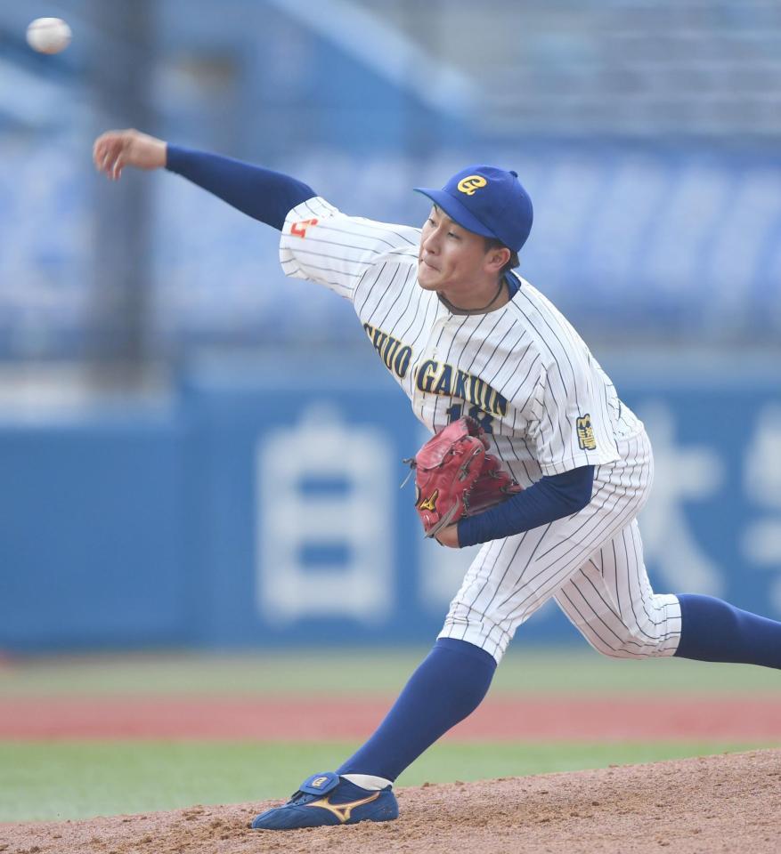 　力投する中央学院大・古田島（撮影・開出牧）