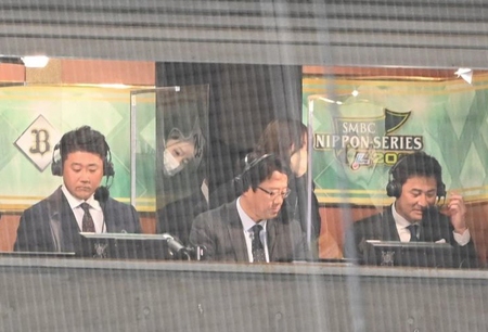 　解説席に座る（左から）松坂大輔氏、古田敦也氏、前田智徳氏（撮影・高石航平）