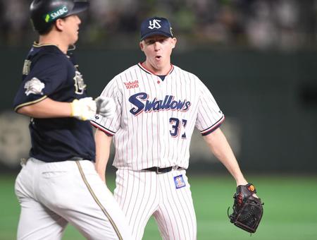 　９回、杉本（左）を一ゴロに打ち取ったマクガフ（撮影・開出牧）