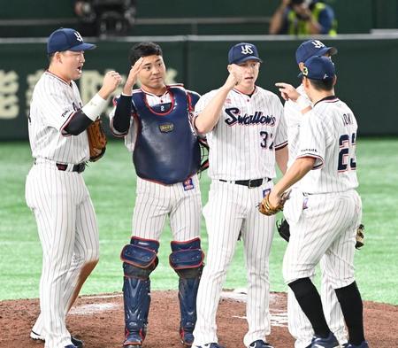 　試合に勝利し、マウンドで歓喜するマクガフ（右から２人目）らヤクルトナイン（撮影・高石航平）