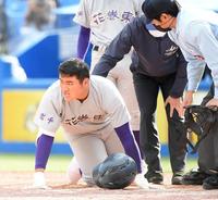 　３回、左足に死球を受け、苦悶の表情を浮かべる花巻東・佐々木麟（撮影・伊藤笙子）