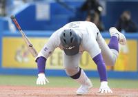 　３回、左足に死球を受け、倒れ込む花巻東・佐々木麟（撮影・伊藤笙子）