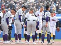 　試合後の整列でなかなか顔を上げられなかった花巻東・佐々木麟（撮影・伊藤笙子）