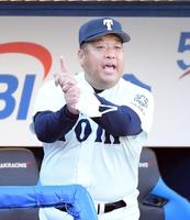 　６回、同点に追いつき、打席に向かう星子にアドバイスを送る大阪桐蔭・西谷監督（撮影・伊藤笙子）