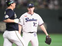 　９回、杉本（左）を一ゴロに打ち取ったマクガフ（撮影・開出牧）