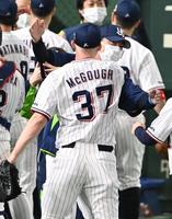 　試合に勝利し、セーブを挙げたマクガフ（３７）を抱きしめる高津監督（撮影・高石航平）