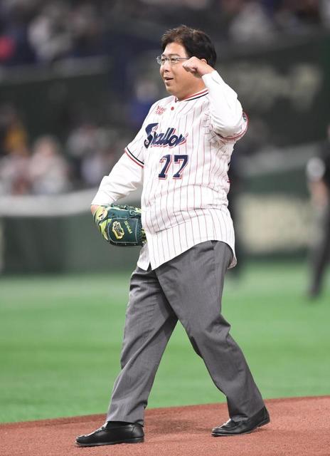 元ヤクルト監督の真中満氏が始球式「２０１５」背番号ユニで闘魂注入